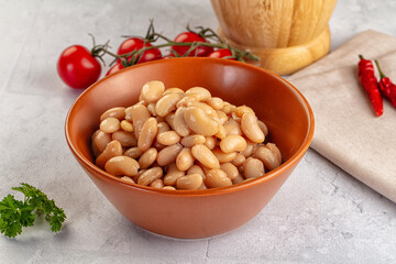 Canned white beans in the bowl