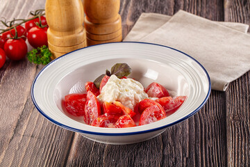 Salad with stracciatella and tomato