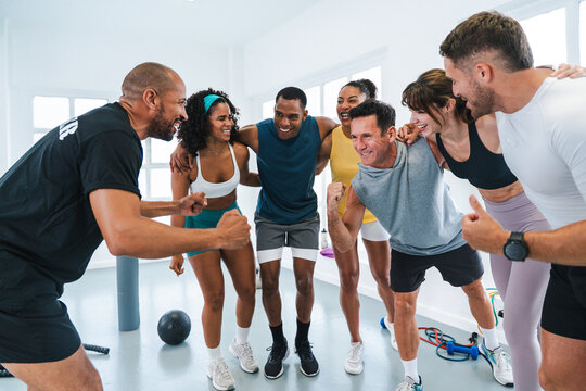Multiethnic group of sportive people doing functional workout at the gym, concepts about sport and fitness - Athletes training for strenght and cardio