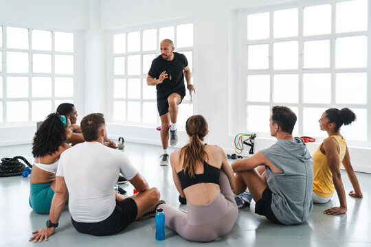 Multiethnic group of sportive people doing functional workout at the gym, concepts about sport and fitness - Athletes training for strenght and cardio