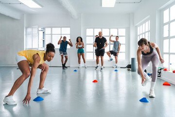 Multiethnic group of sportive people doing functional workout at the gym, concepts about sport and fitness - Athletes training for strenght and cardio