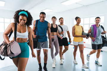 Fototapeta premium Multiethnic group of sportive people doing functional workout at the gym, concepts about sport and fitness - Athletes training for strenght and cardio