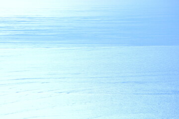 デザイン的な青く銀色に輝く海