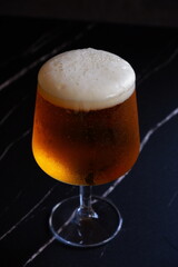 ビール - きめ細かい泡が立った、よく冷えたビールのグラス
