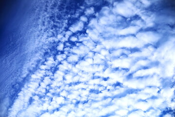 青い空に白い雲が美しい空模様