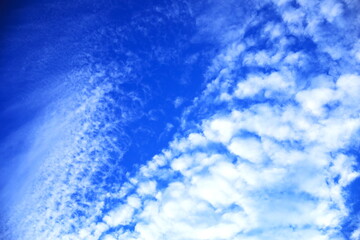 青い空に白い雲が美しい空模様