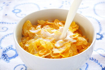 コーンフレーク - 朝食はミルクたっぷりのコーンフレーク

