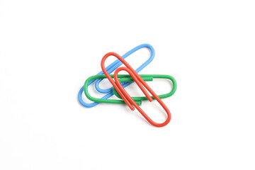 Naklejka premium Many colorful paper clips isolated on white background, top view
