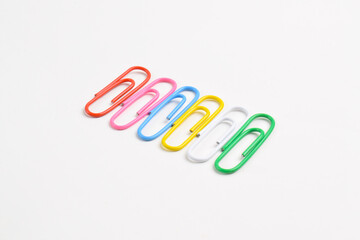 Obraz premium Colorful paper clips isolated on white background