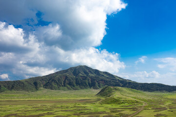 青空が映える阿蘇　草千里ケ浜