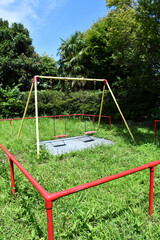 Fototapeta premium 雑草に囲まれたブランコ