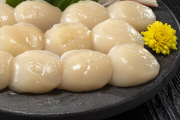 新鮮なホタテの刺身