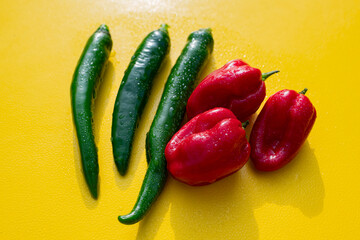 Piments colorés sur fond jaune