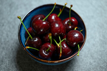 Frische Kirschen in blauer Schale