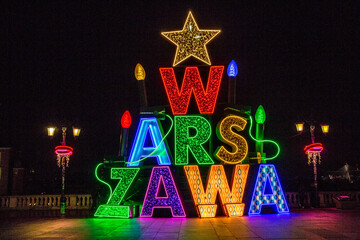 Świąteczny napis „Warszawa” z kolorowych podświetlanych liter na Starym Mieście © arekzet62