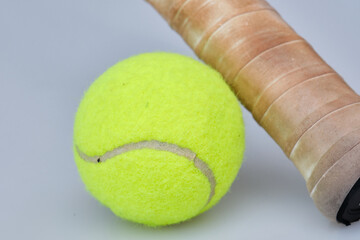 Pelota de tenis y mango de raqueta de tenis