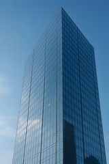 Obraz premium 고층 유리 빌딩 외관, 분리된 배경. 반사와 하늘이 어우러지는 도시 중심의 건축물