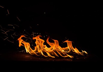 黒背景 鮮やか炎 熱く躍動的燃焼