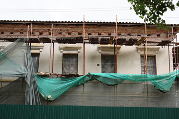 Building renovation requires scaffolding and protective cover for safety and efficiency