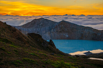 群馬県草津町　朝焼けの草津白根山の湯釜
