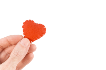piccolo cuore rosso in feltro di lana sorretto da una mano isolato su sfondo bianco o trasparente