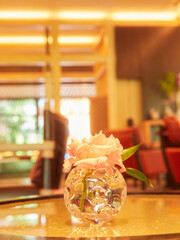 ホテルのロビーのテーブルに飾っている花瓶の様子