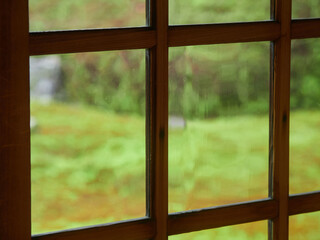 初夏の京都の古い老舗の庭園と和風建物の風景