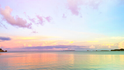 幻想的な南国のサンセット、静かな海と夕暮れ空の絶景、水平線と雲のグラデーション 沖縄平安座島