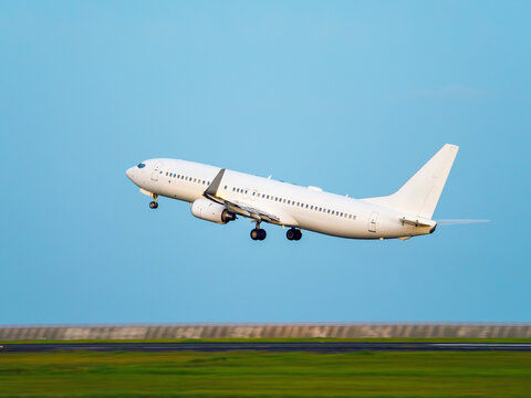 離陸する旅客機