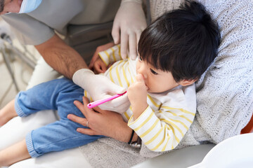 歯科検診を受ける1歳11ヶ月に男の子	
