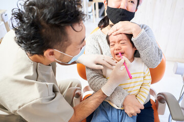 歯科検診を受ける1歳11ヶ月に男の子
