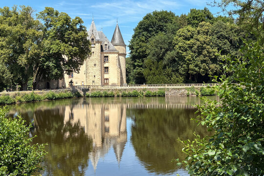 Ch&acirc;teau de Nieul en Haute-Vienne,nieul, chateau, haute-vienne, architecture, chateaux, paysage, parc, eau, patrimoine, b&acirc;timent, lac, europe, vieux, ciel, ville, voyage, tour, reflet, lac, rep&egrave;re, 