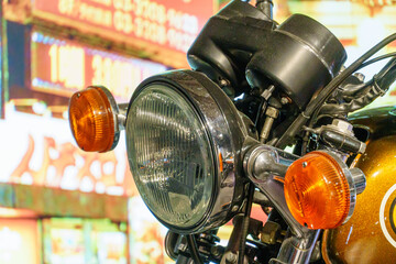 Historische Autos und Motorräder im Museum