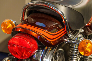 Historische Autos und Motorräder im Museum