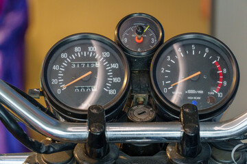 Historische Autos und Motorräder im Museum