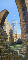 Tour du sémaphore de Saint-Mathieu encadrée par les ruines