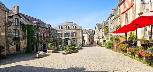 Place médiévale ensoleillée de Rochefort-en-Terre