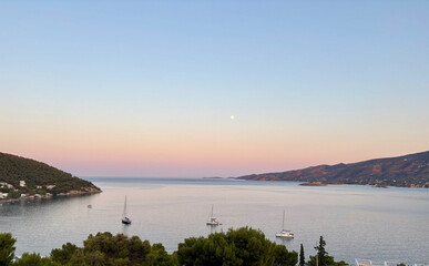 Vue de la baie d'Askeli sur l'île de Poros en Grèce