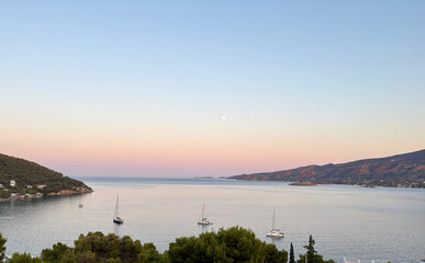Vue de la baie d'Askeli sur l'île de Poros en Grèce