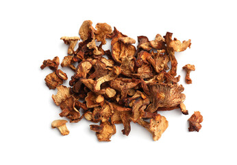 Obraz premium Many dried chanterelle mushrooms isolated on white, top view