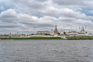 Obraz premium Cityscape of the embankment of the city of Kazan and the Kazan Kremlin. Russia