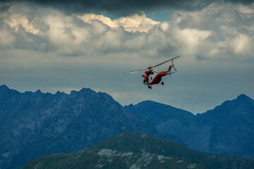 Helikopter ratowniczy w górach (Tatrach) © Grzegorz Polak