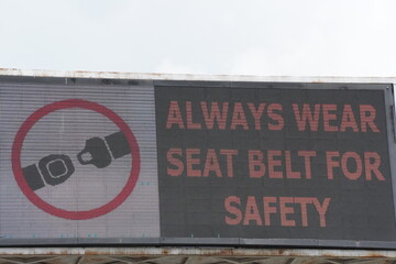 Obraz premium Always wear seatbelts for safety information is displaying on the digital traffic board
