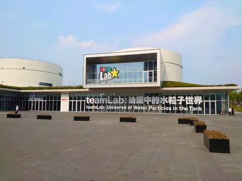 Modern entrance to the teamLab Universe of Water Particles in the Tank digital art exhibition