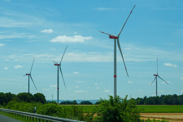 17.07.2025: , Autobahn A1, Deutschland 
Bild:
Windkraftanlagen entlang der Autobahn A1 von der...