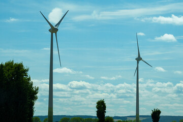 17.07.2025: , Autobahn A1, Deutschland 
Bild:
Windkraftanlagen entlang der Autobahn A1 von der...