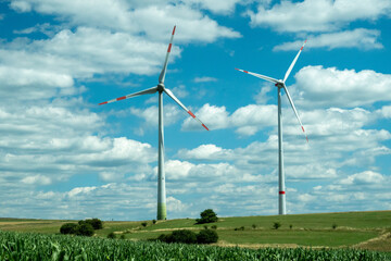 17.07.2025: , Autobahn A1, Deutschland 
Bild:
Windkraftanlagen entlang der Autobahn A1 von der...