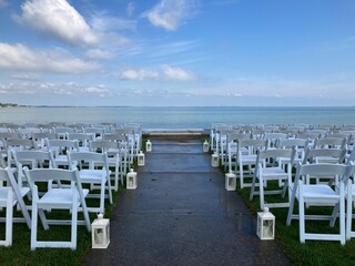 Obraz premium empty chairs set up for wedding on the lake