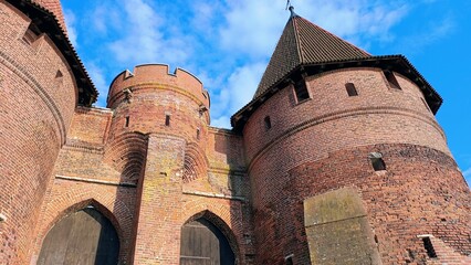 Baszty w zamku Malborskim nad rzeką  © EwaAF