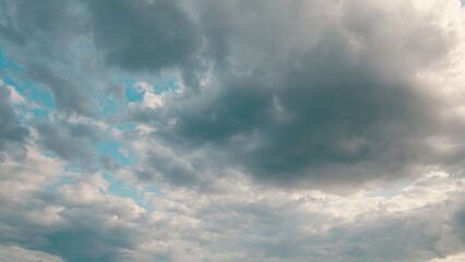 Obraz premium Dynamic and Majestic Cloudy Skies Overhead A Truly Stunning and Beautiful Palette of Nature